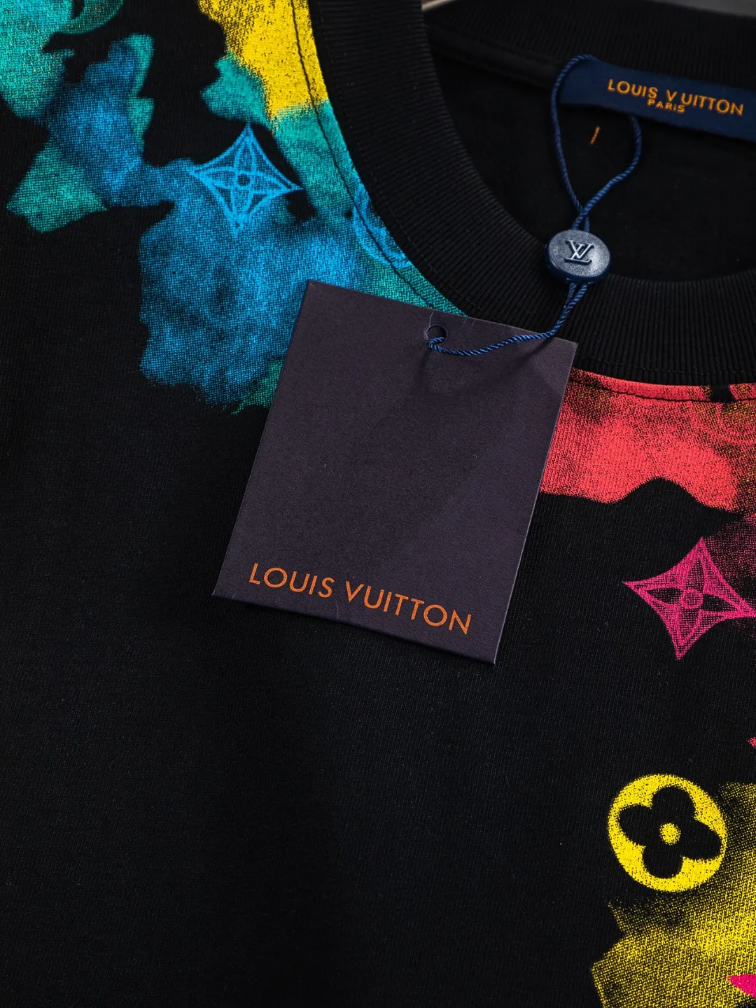 🅿️210 Louis Vuitton Louis Vuitton LV 1V Lujia slightly wide version S-XL LV 25ss new products are available at the counter simultaneously. Colorful letters all over the graffiti print. Round neck short-sleeved T-shirt, same style for men and women! Synchronized with the official website, pure cotton fabrics at the counter! It is close to the skin and comfortable, durable and easy to wear. It has a classic and simple logo design and meticulous original craftsmanship. Short-sleeves, a must-have item for men, do not appear to be the same for the general public, but must be unique and eye-catching. This LV short-sleeve is all about quality, comfort, the same shape and fashion as always, including fabrics and cutting techniques. All of them have been made with great effort! 320 grams of washed pure cotton fabric, pure cotton is breathable, very refreshing and comfortable for daily wear. The rib knitting on the neckline is smooth and tight, and the neckline will not be skewed if you toss it at will. The loose version, you will find that it looks really good on the upper body. The overall is minimalist and neat, super versatile for daily use! Pair it casually with a pair of pants for a youthful look. A T-shirt will make your outfit crazy. It is a fashionable item that can never go wrong! Color: Black White Size: S-XL Size chart: S: Shoulder width 50-Bust 54-Length 70 M: Shoulder width 52-Bust 56.5-Length 72 L: Shoulder width 54-Bust 59-Length 74 XL: Shoulder width 56-Bust 61.5-Length 76